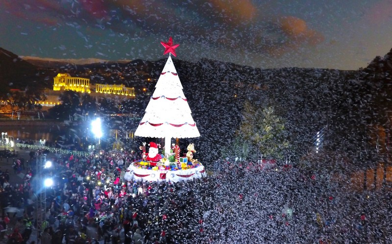 Christmas by the Lake 2016 Opening